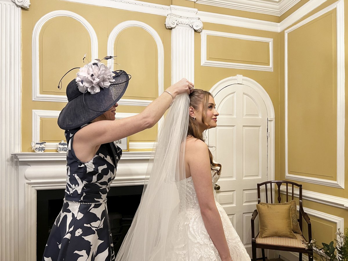 The Georgian Townhouse - Mum helping daughter with the veil